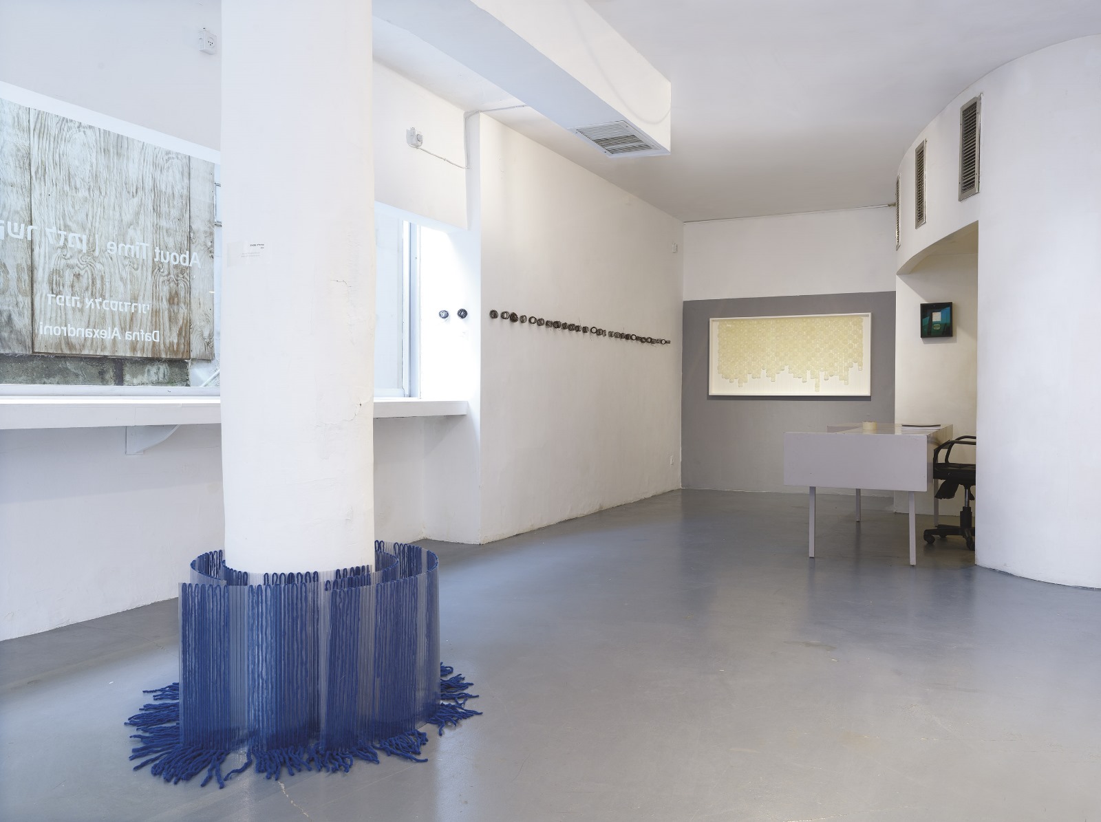 פרט מתוך הצבה "בקשר לזמן". צילום: אבי אמסלם