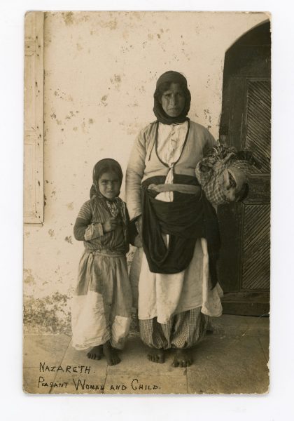 נצרת, פלאחית וילדה, 1940-1920. באדיבות אוסף בוקי בועז