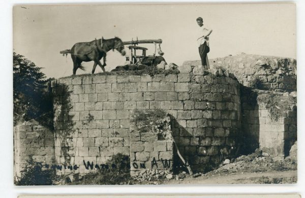 שאיבת מים מהבאר, 1919-1940. באדיבות אוסף בוקי בועז