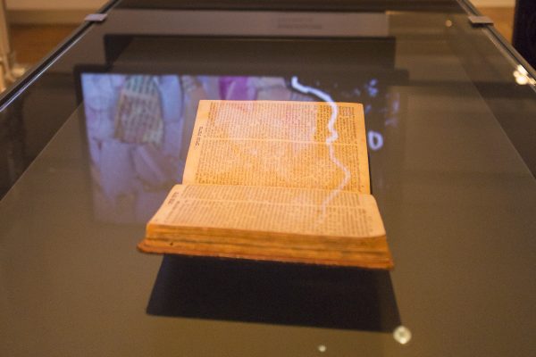 דניאל אלחסיד, מראה הצבה מתוך התערוכה במוזיאון אמסטרדם