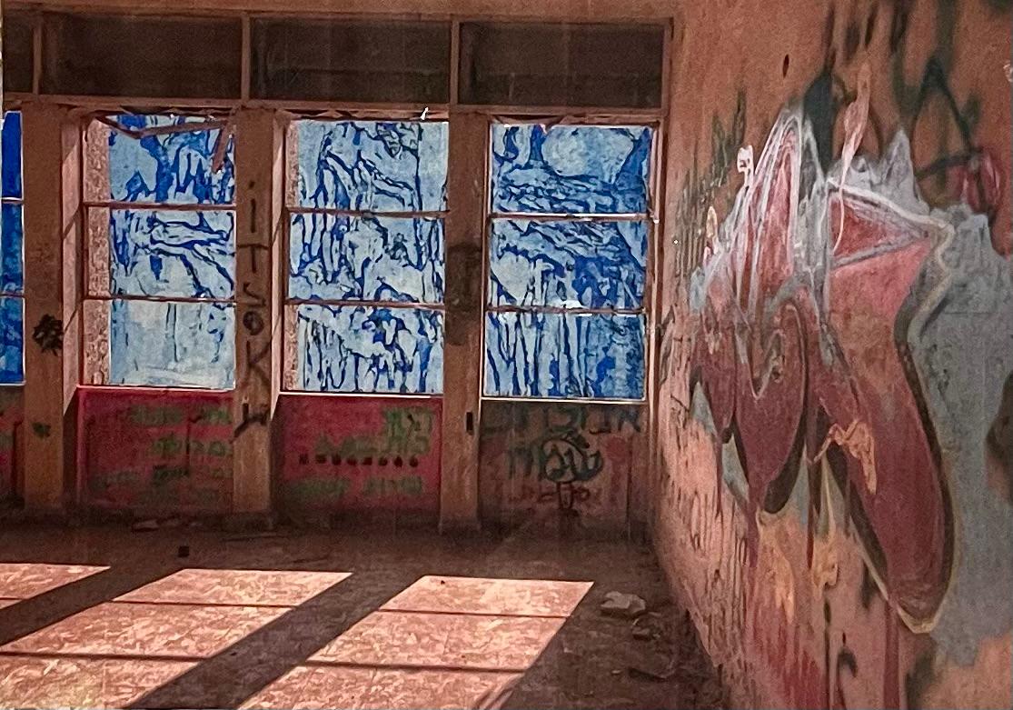 שי מאור, המפקדה הסורית במערה, קולאז' מהדפסת זירוקס של צילום שלה והדפס בשתי פלטות בטכניקות אקוואטינטה ותחריט, 30 סמ_40 סמ, 2025, קרדיט צילום לאמנית